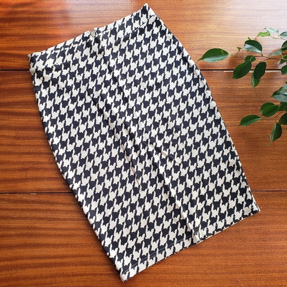 H&M Dresses & Skirts - H&M Houndstooth Pencil Skirt Small Taupe & Black